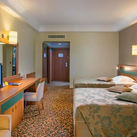 Oezkaymak Select Resort Alanya Rum bild